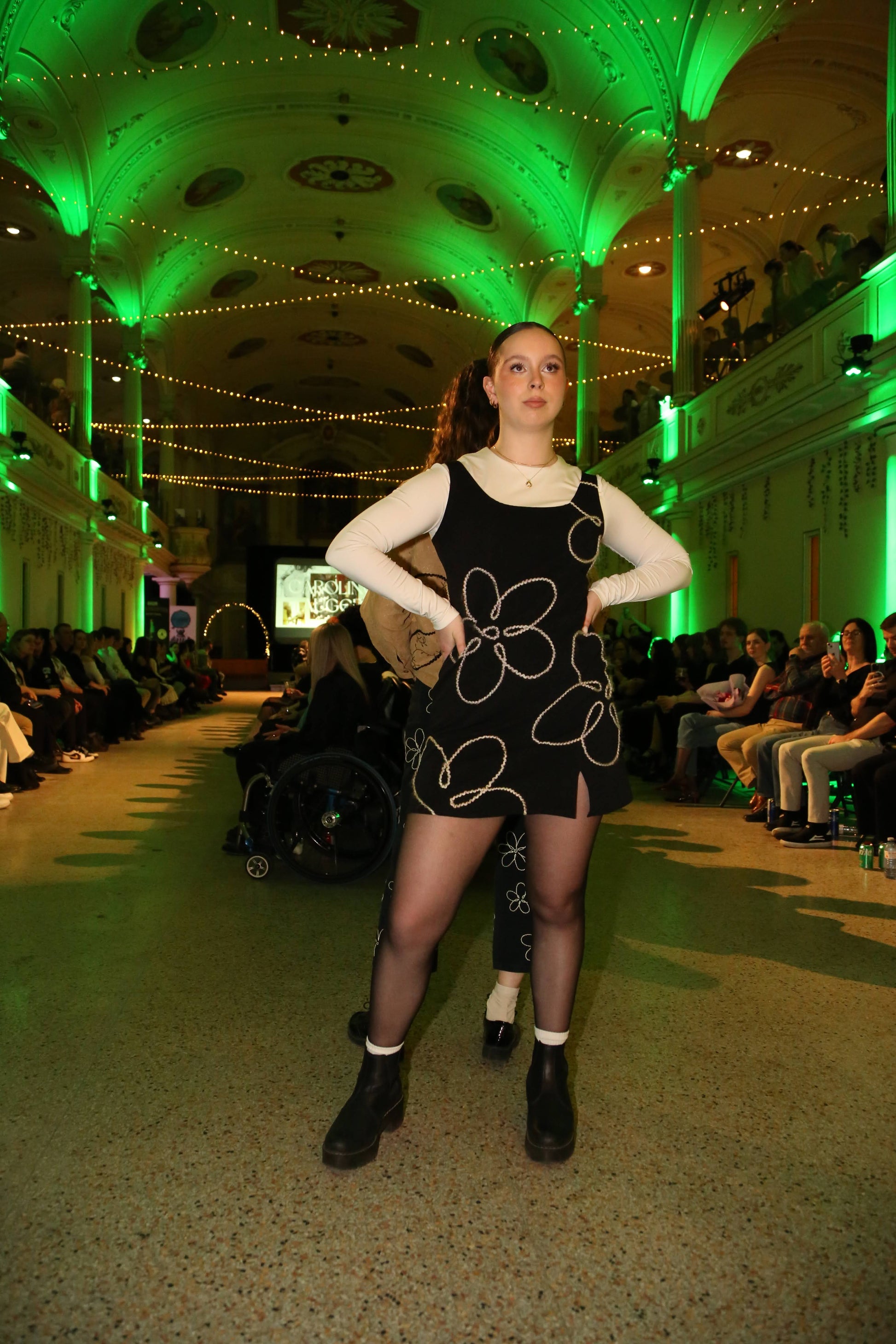 Robe noir vintage de seconde main à motifs de fleurs en laine brodées à la main au Québec par l’artiste et designer Caroline Auger