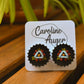 Boucles d’oreilles à fleurs brodées à la main au Québec dans des bouchons de métal recyclés par l’artiste et designer Caroline Auger.