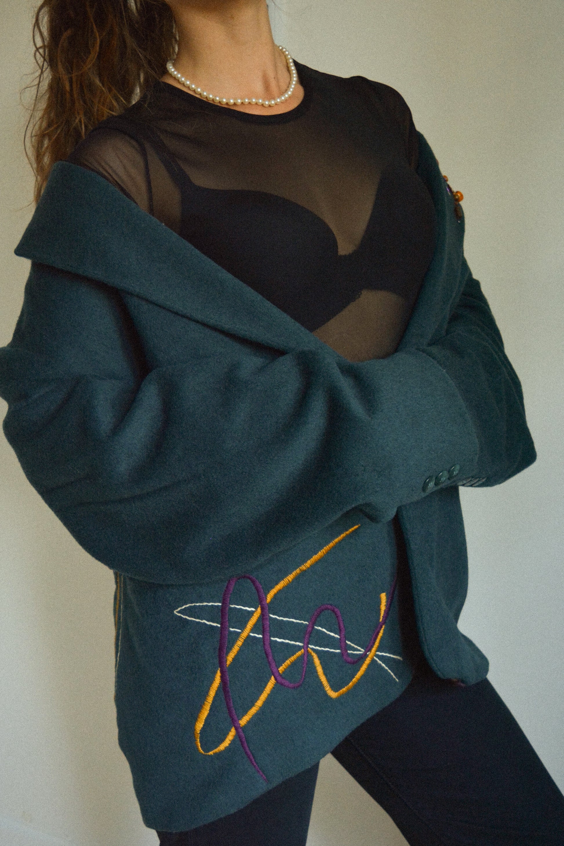 Veston vintage en laine bleu vert avec patch en vinyle, billes recyclées et lignes brodées à la main au Québec par l’artiste et designer Caroline Auger