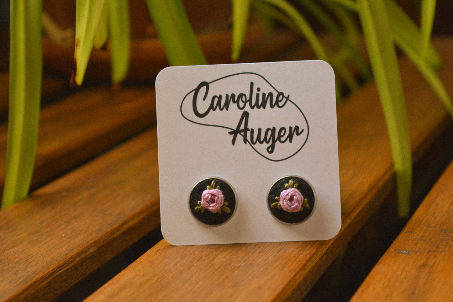 Boucles d’oreilles à fleurs brodées à la main au Québec par l’artiste et designer Caroline Auger.