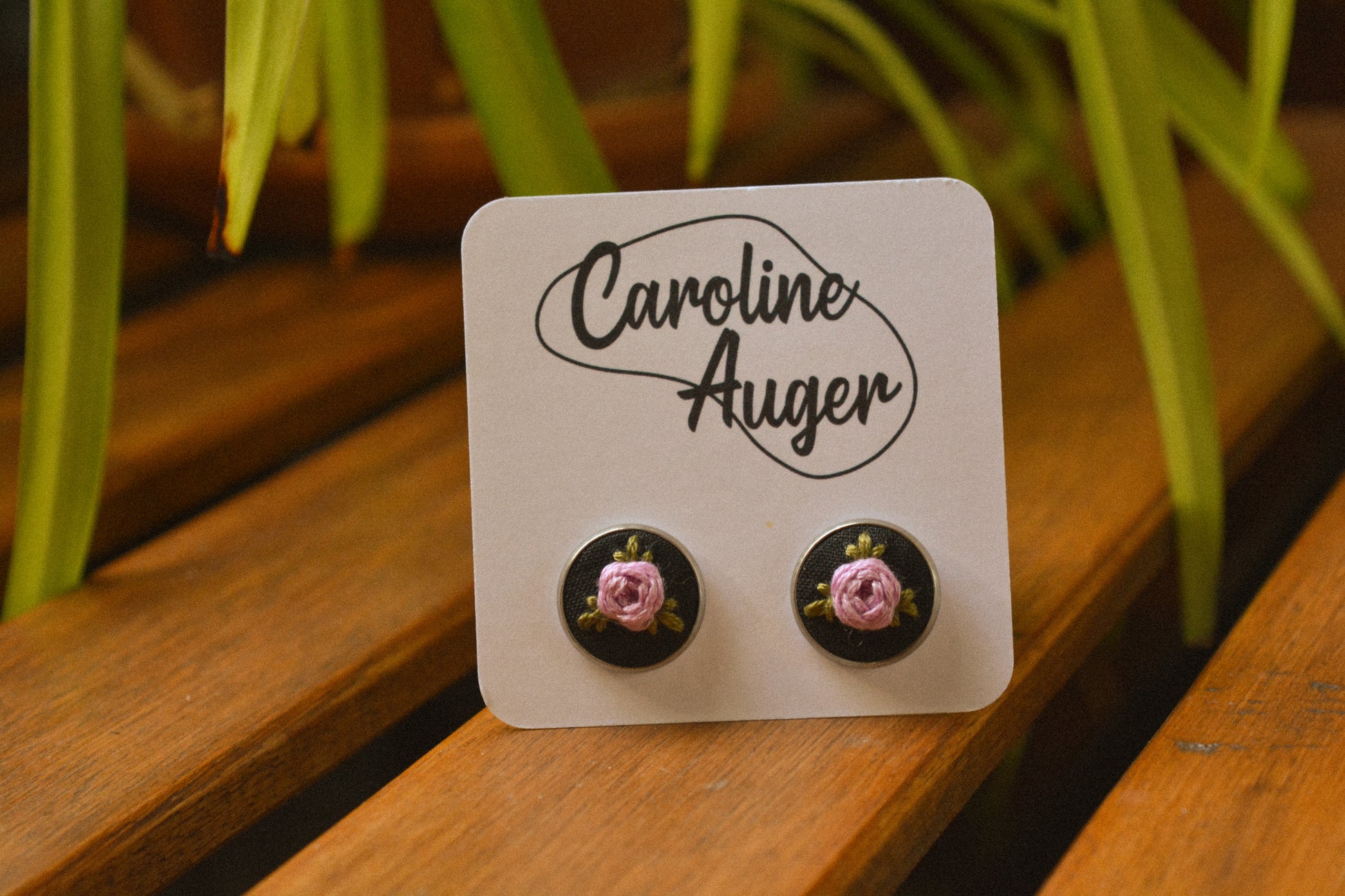 Boucles d’oreilles à fleurs brodées à la main au Québec par l’artiste et designer Caroline Auger.