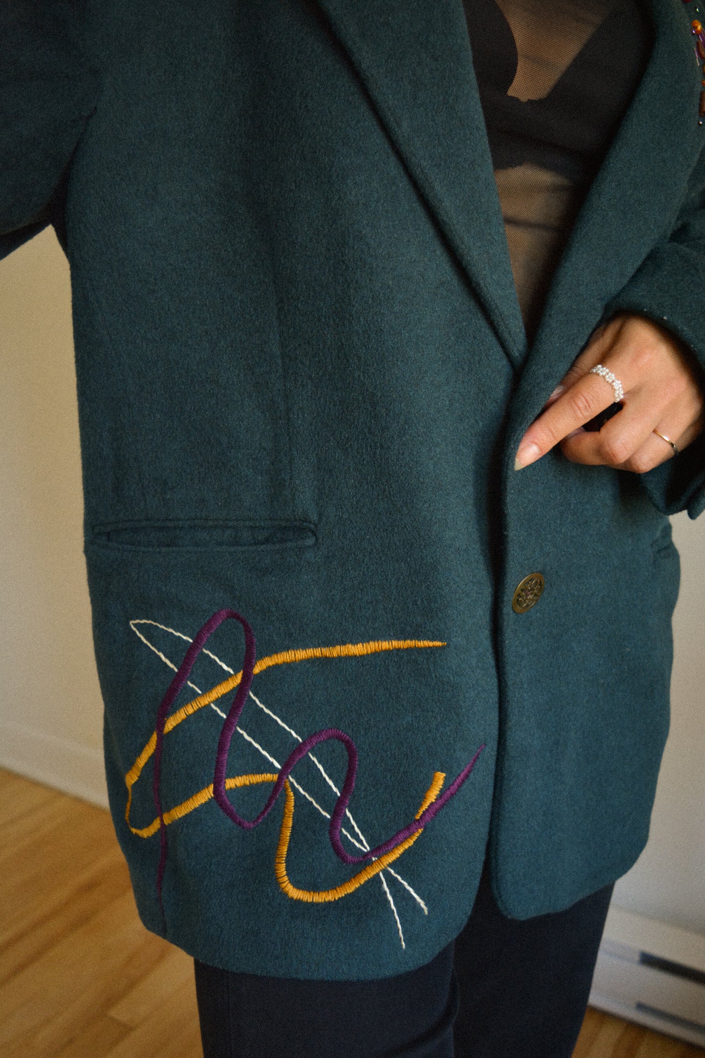 Veston vintage en laine bleu vert avec patch en vinyle, billes recyclées et lignes brodées à la main au Québec par l’artiste et designer Caroline Auger