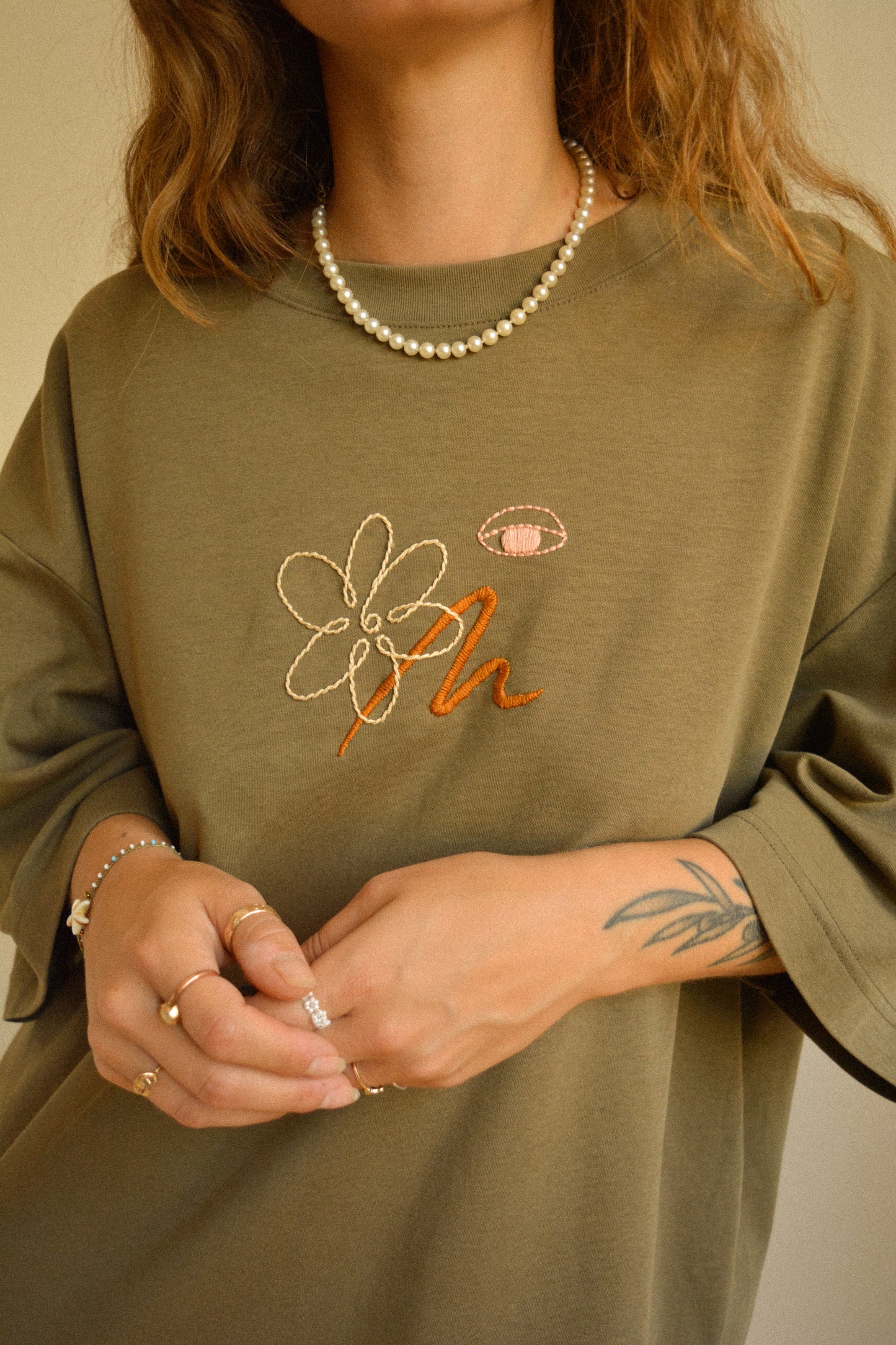 T-shirt vert à manches courtes avec motif brodé à la main au Québec par l’artiste et designer Caroline Auger