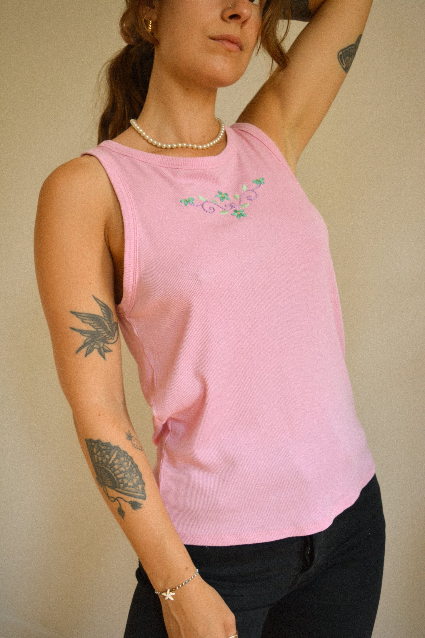 Camisole rose vintage avec motif de fleurs brodées à la main au Québec par l’artiste et designer Caroline Auger