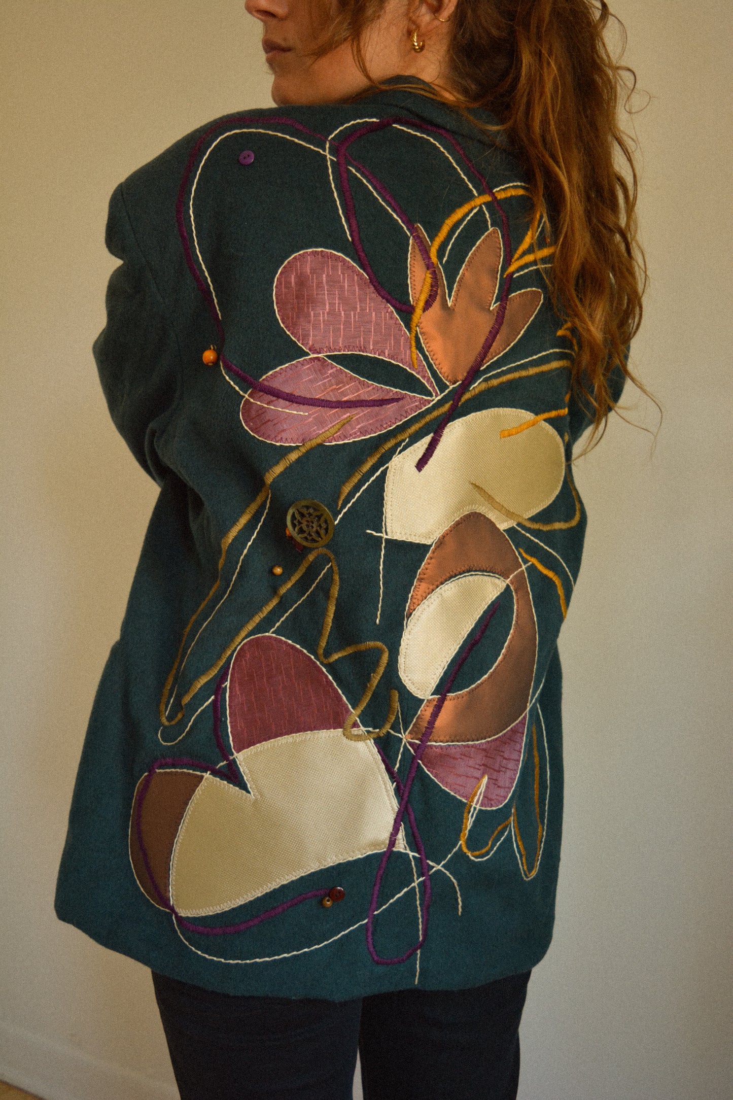Veston vintage en laine bleu vert avec patch en vinyle, billes recyclées et lignes brodées à la main au Québec par l’artiste et designer Caroline Auger