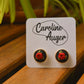 Boucles d’oreilles à fleurs brodées à la main au Québec par l’artiste et designer Caroline Auger.