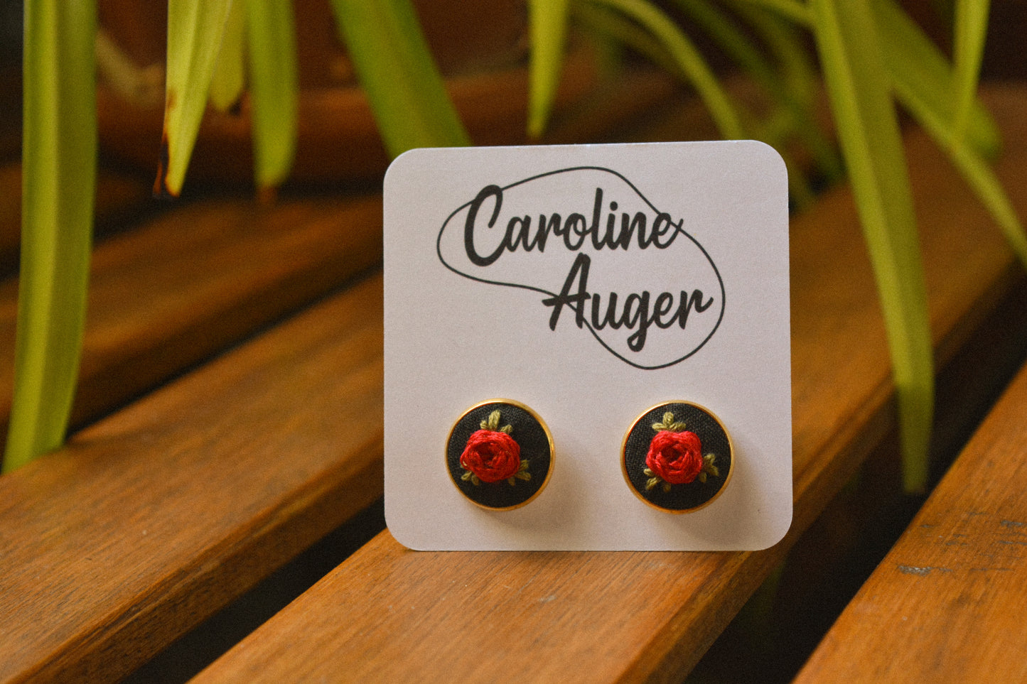 Boucles d’oreilles à fleurs brodées à la main au Québec par l’artiste et designer Caroline Auger.