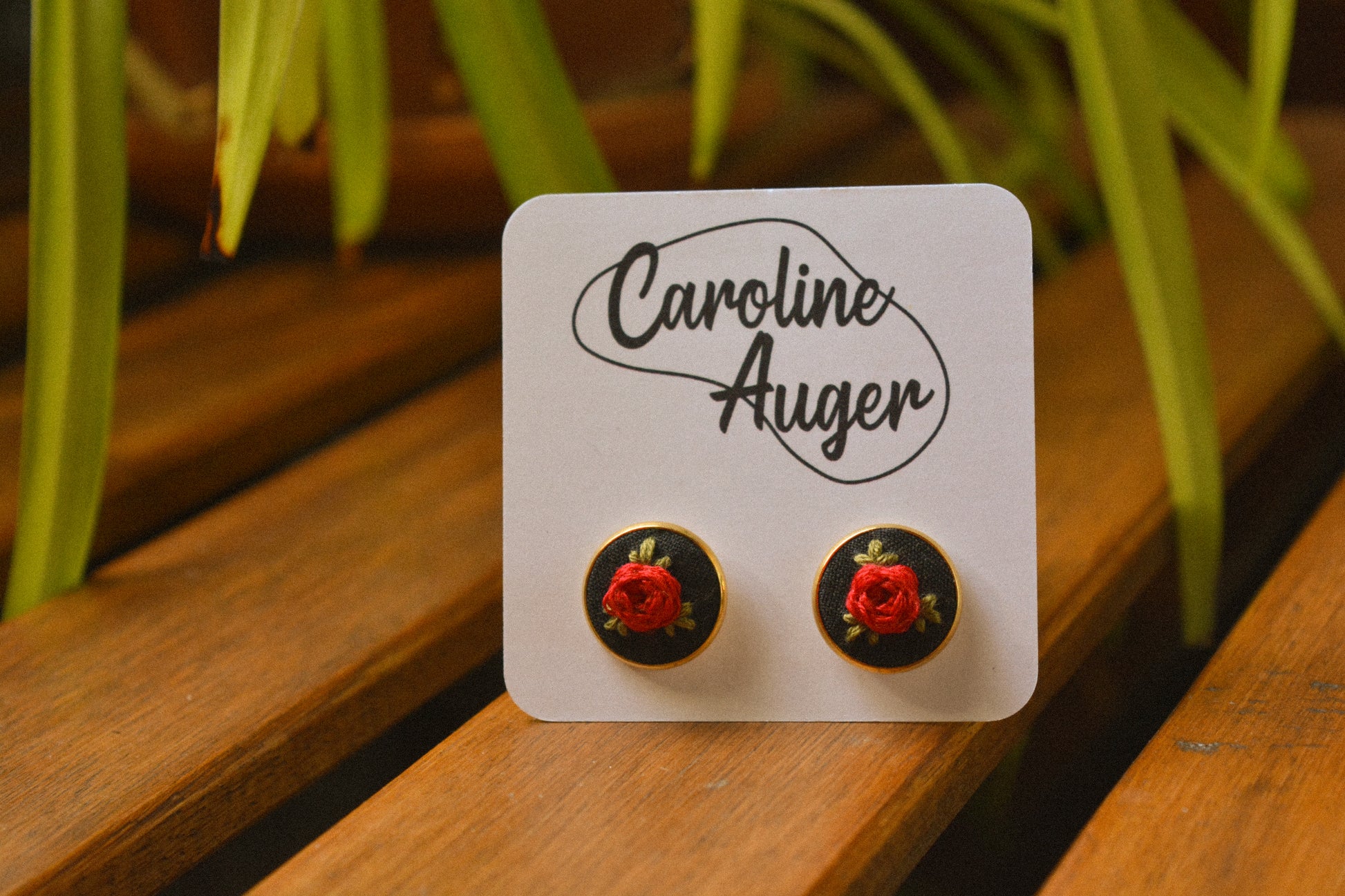Boucles d’oreilles à fleurs brodées à la main au Québec par l’artiste et designer Caroline Auger.