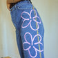 Short vintage en jeans bleu à fleurs roses brodées à la main au Québec par l’artiste et designer Caroline Auger