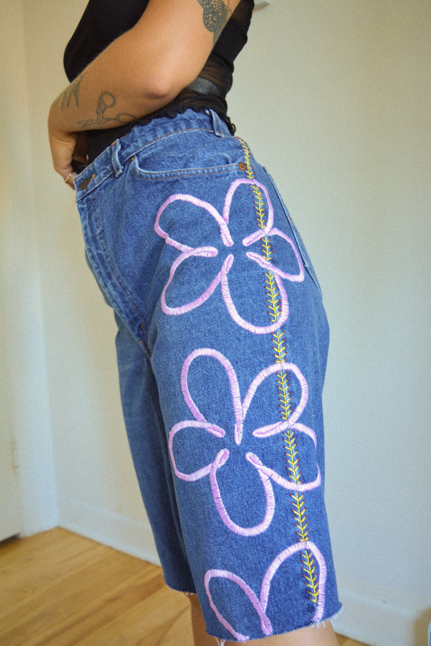 Short vintage en jeans bleu à fleurs roses brodées à la main au Québec par l’artiste et designer Caroline Auger