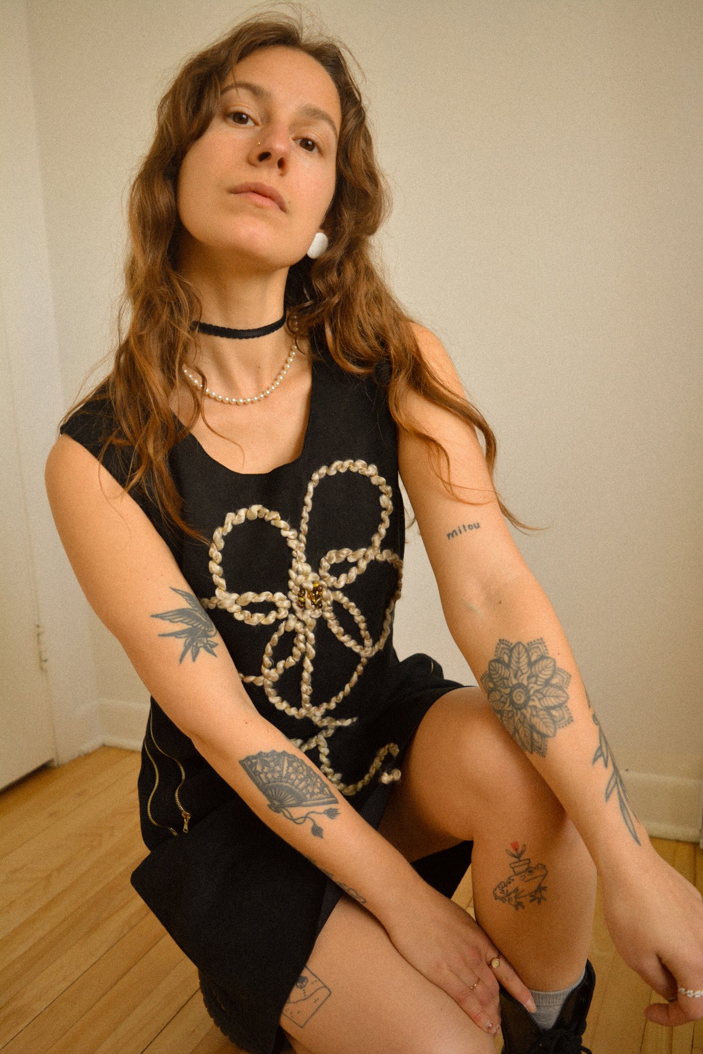 Robe noir vintage en suède avec motif d’une fleur brodé à la main par l’artiste et désigner québécoise Caroline Auger