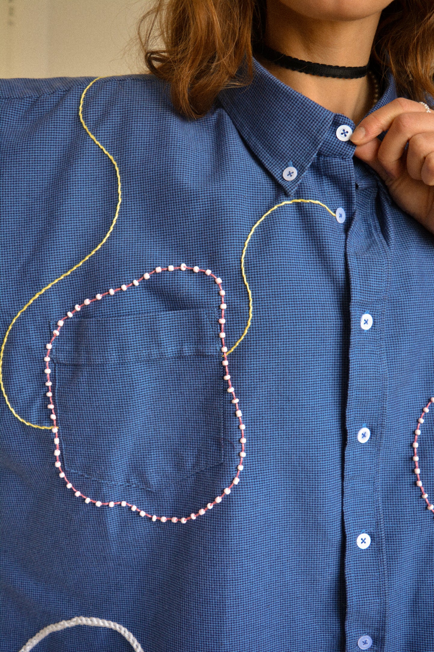 Chemise vintage à manche courte bleu avec billes, laine et lignes abstraites brodées à la main par l’artiste et désigner québécoise Caroline Auger
