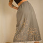 Jupe grise vintage avec dentelle et motifs de fleurs en laine brodés à la main par l’artiste et désigner québécoise Caroline Auger