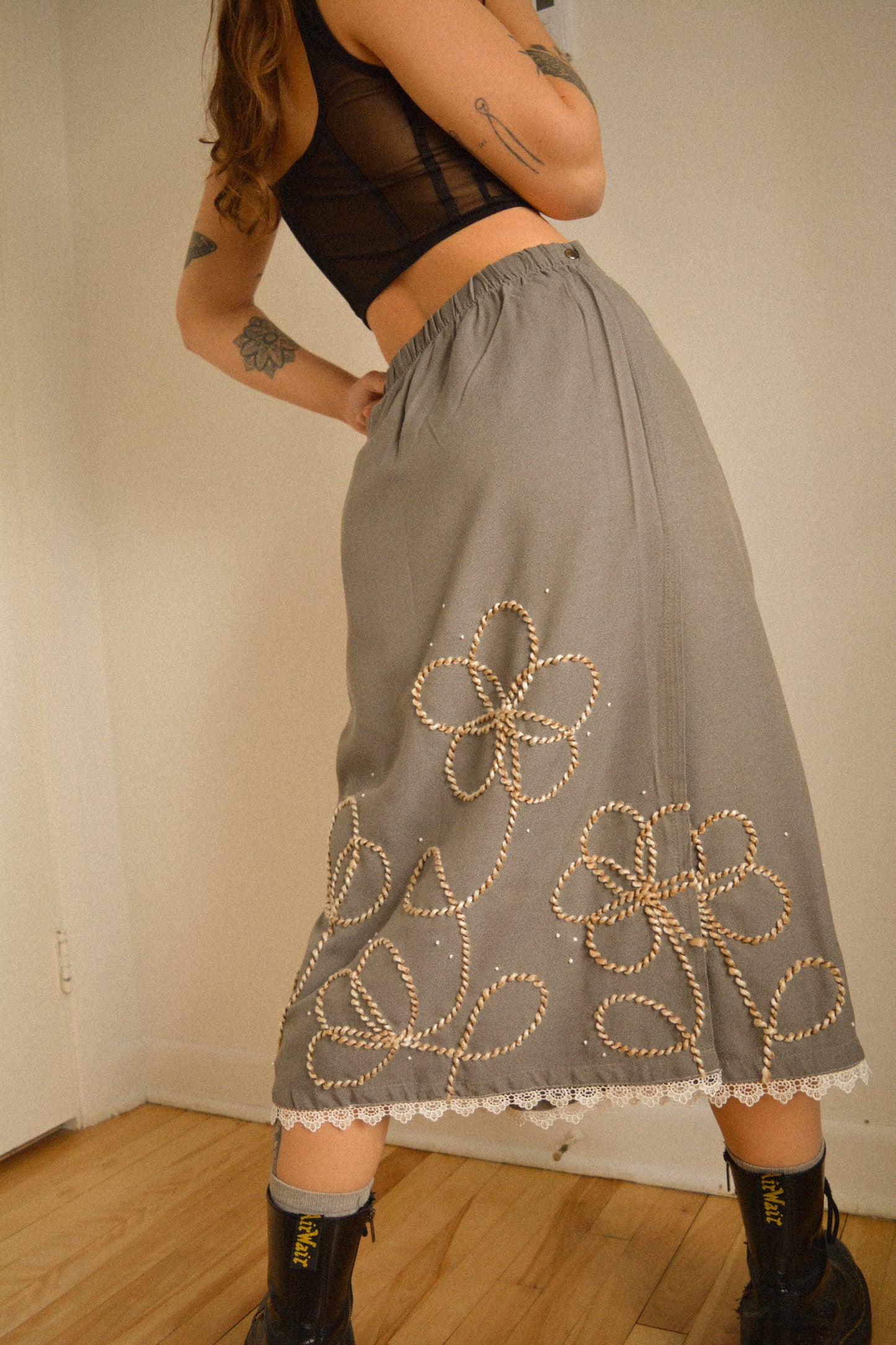 Jupe grise vintage avec dentelle et motifs de fleurs en laine brodés à la main par l’artiste et désigner québécoise Caroline Auger