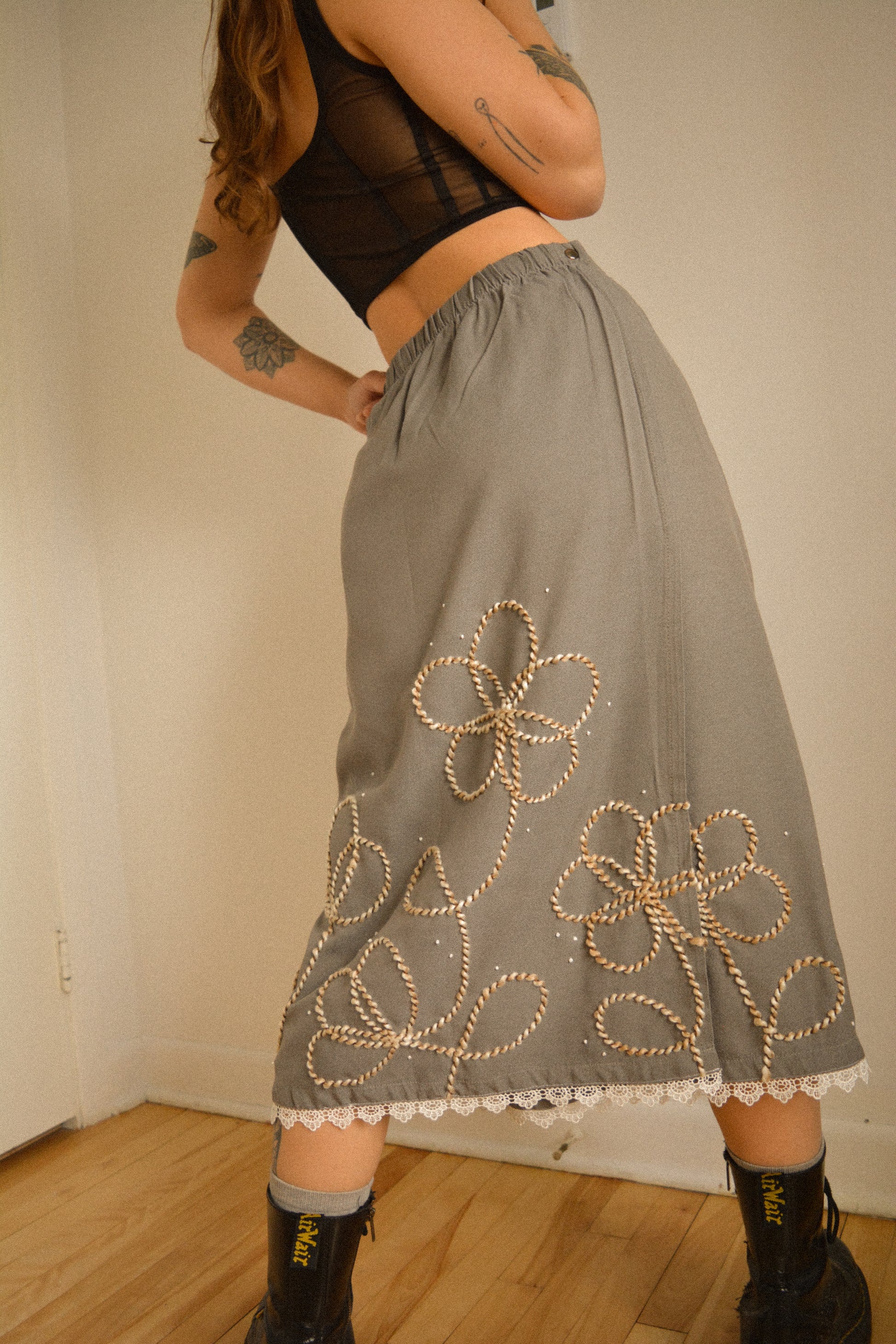 Jupe grise vintage avec dentelle et motifs de fleurs en laine brodés à la main par l’artiste et désigner québécoise Caroline Auger