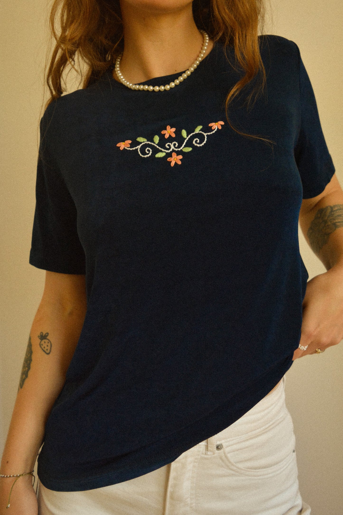 Chandail vintage à manches courtes bleu avec motif de fleurs brodées à la main au Québec par l’artiste et designer Caroline Auger