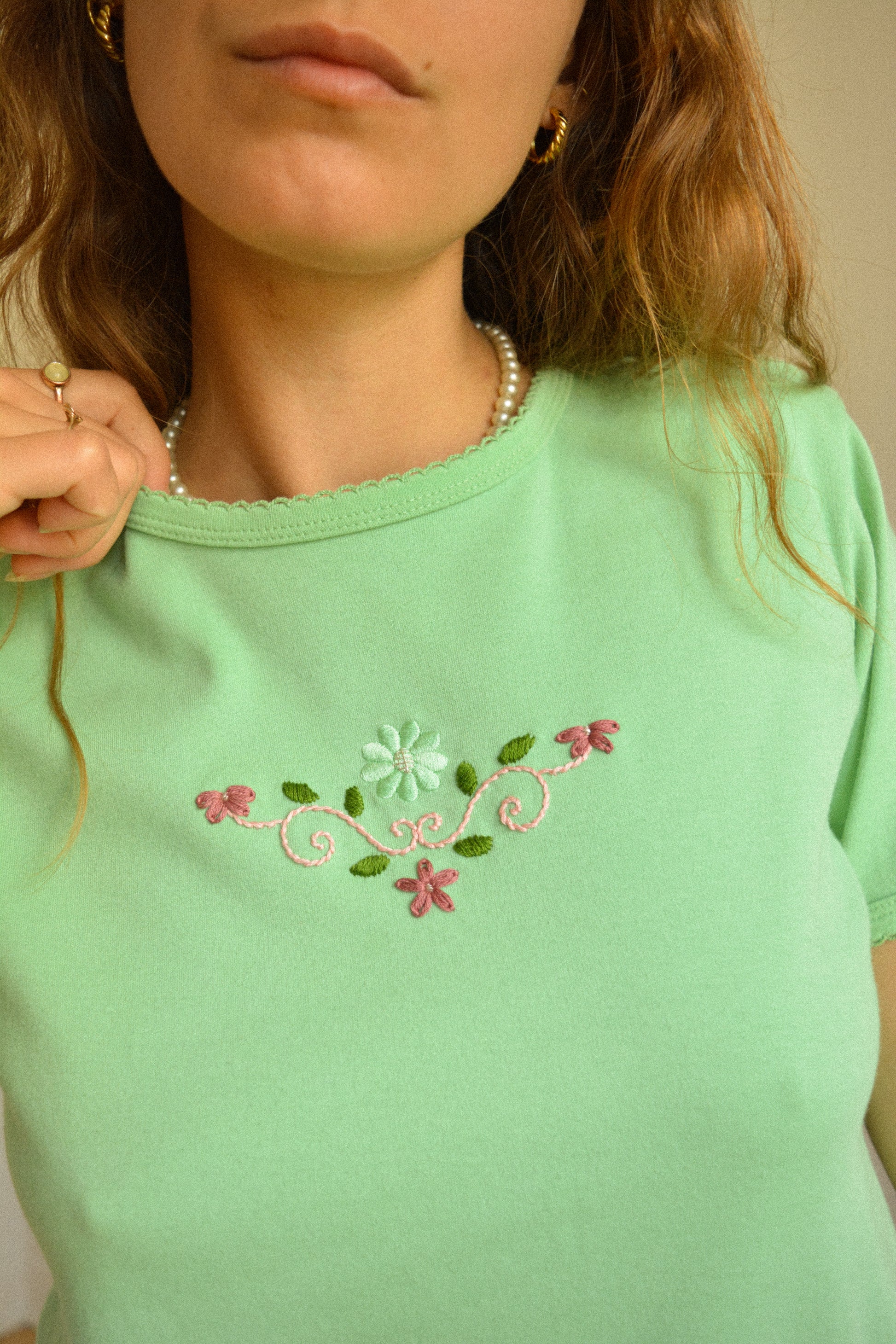 Chandail vintage à manches courtes vert avec motif de fleurs brodées à la main au Québec par l’artiste et designer Caroline Auger