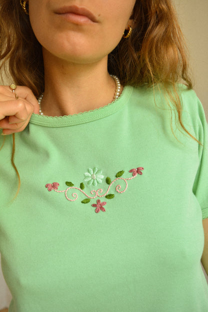 Chandail vintage à manches courtes vert avec motif de fleurs brodées à la main au Québec par l’artiste et designer Caroline Auger