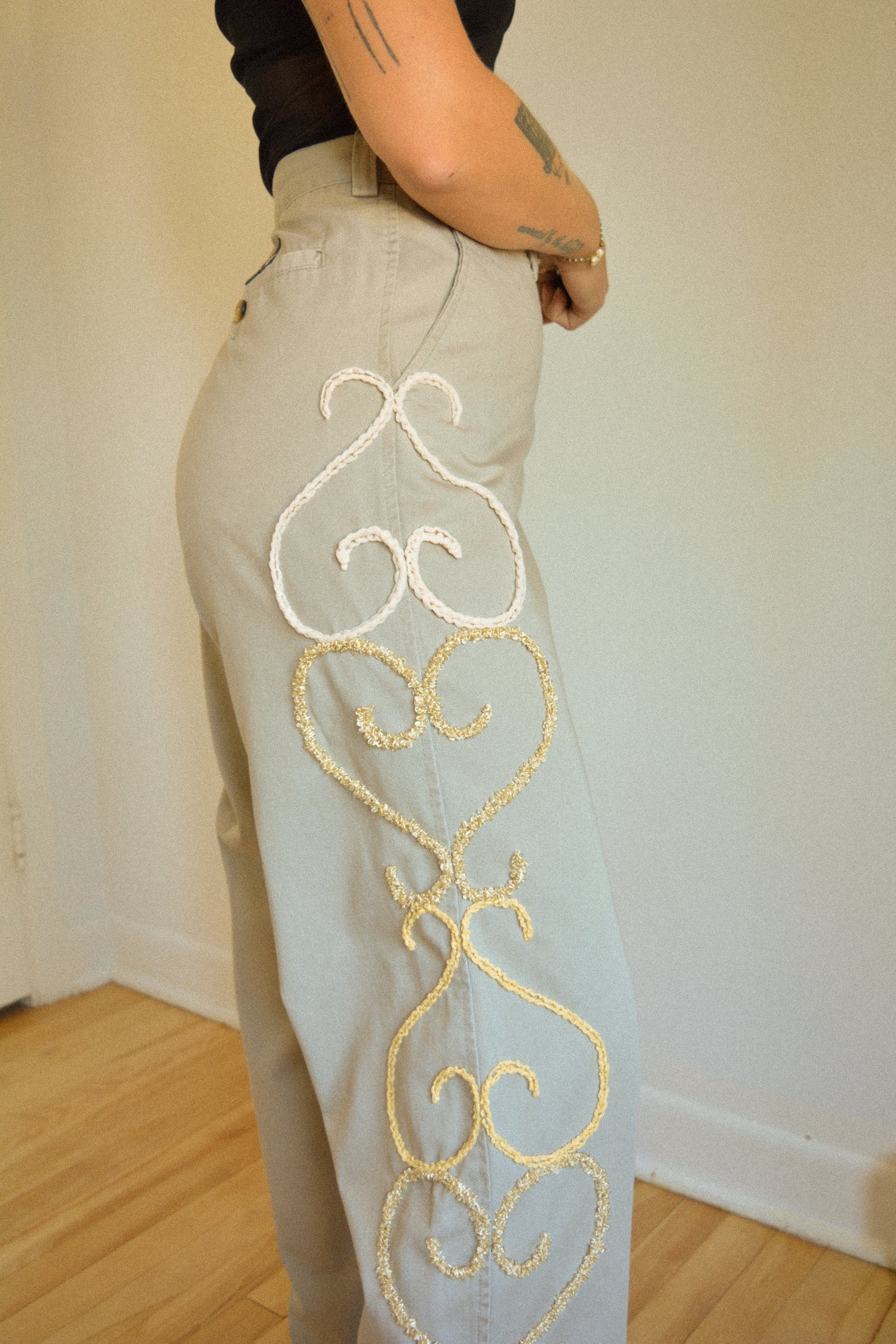 Pantalon vintage gris à motifs ornementales en laine brodés à la main au Québec par l’artiste et designer Caroline Auger