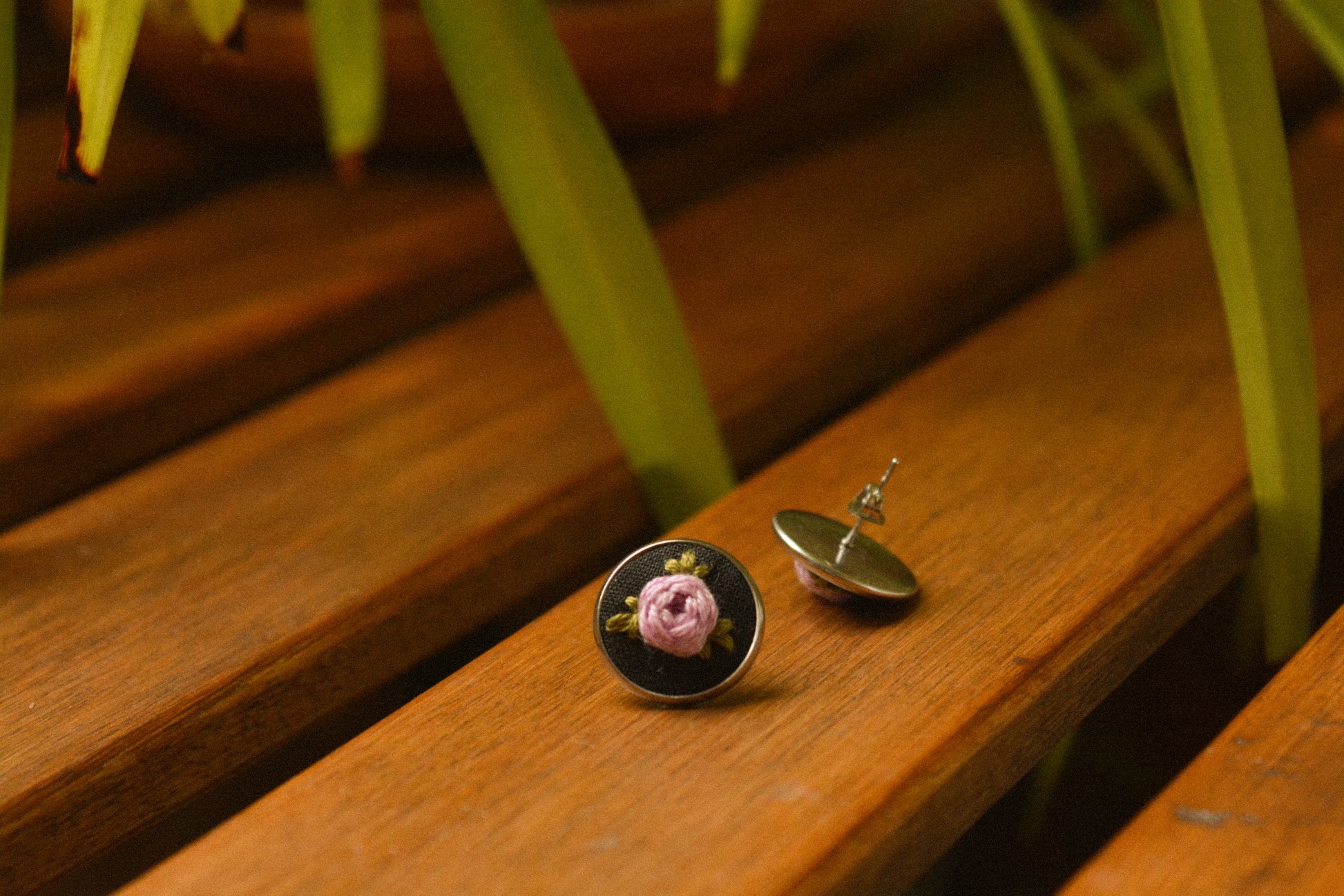 Boucles d’oreilles à fleurs brodées à la main au Québec par l’artiste et designer Caroline Auger.