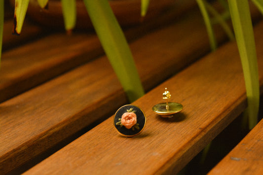 Boucles d’oreilles à fleurs brodées à la main au Québec par l’artiste et designer Caroline Auger.