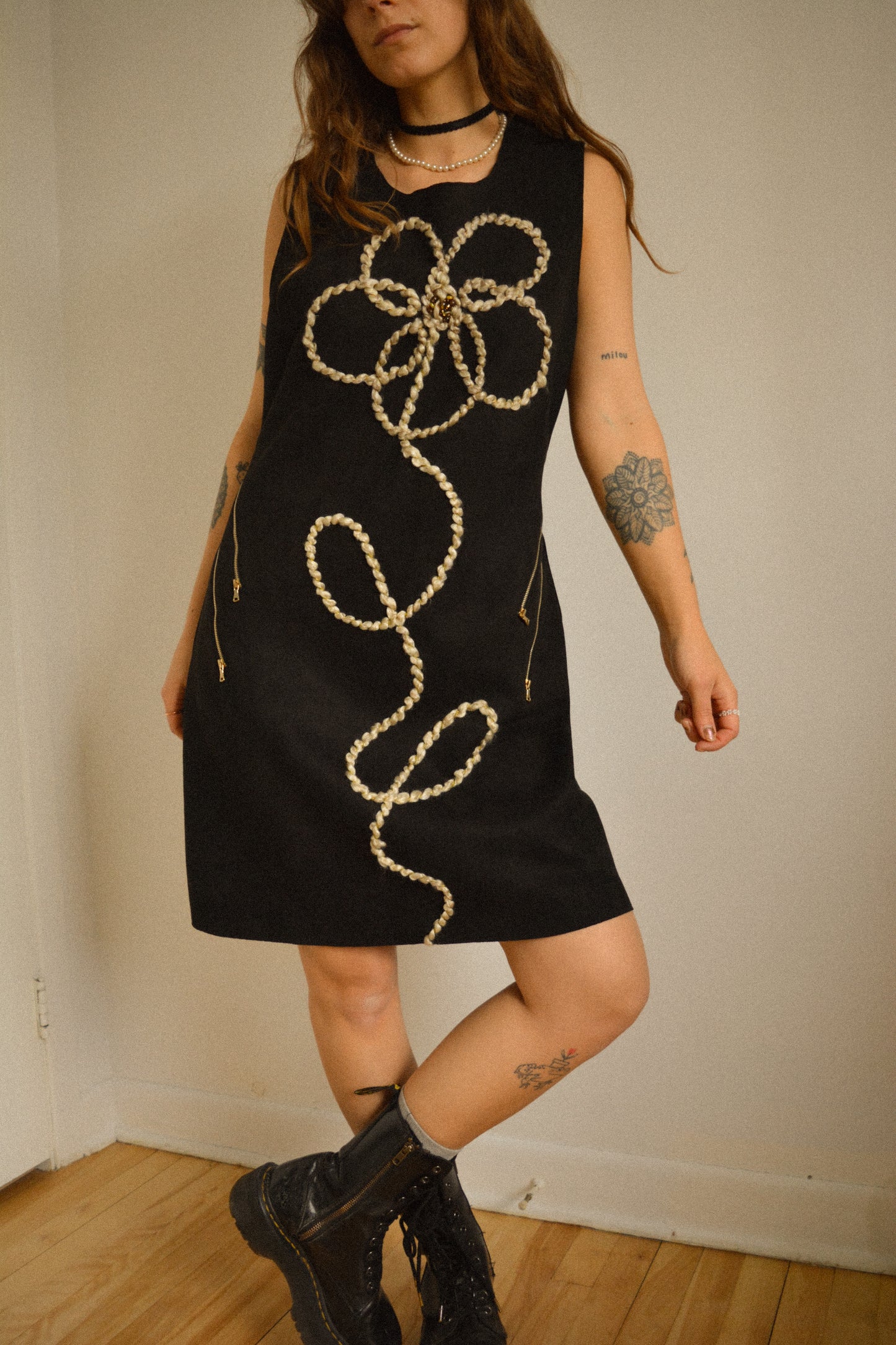 Robe noir vintage en suède avec motif d’une fleur brodé à la main par l’artiste et désigner québécoise Caroline Auger