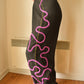 Pantalon vintage noir de seconde main avec motif abstrait composé de laine et de soie brodé et tricoté à la main au Québec par l’artiste Caroline Auger