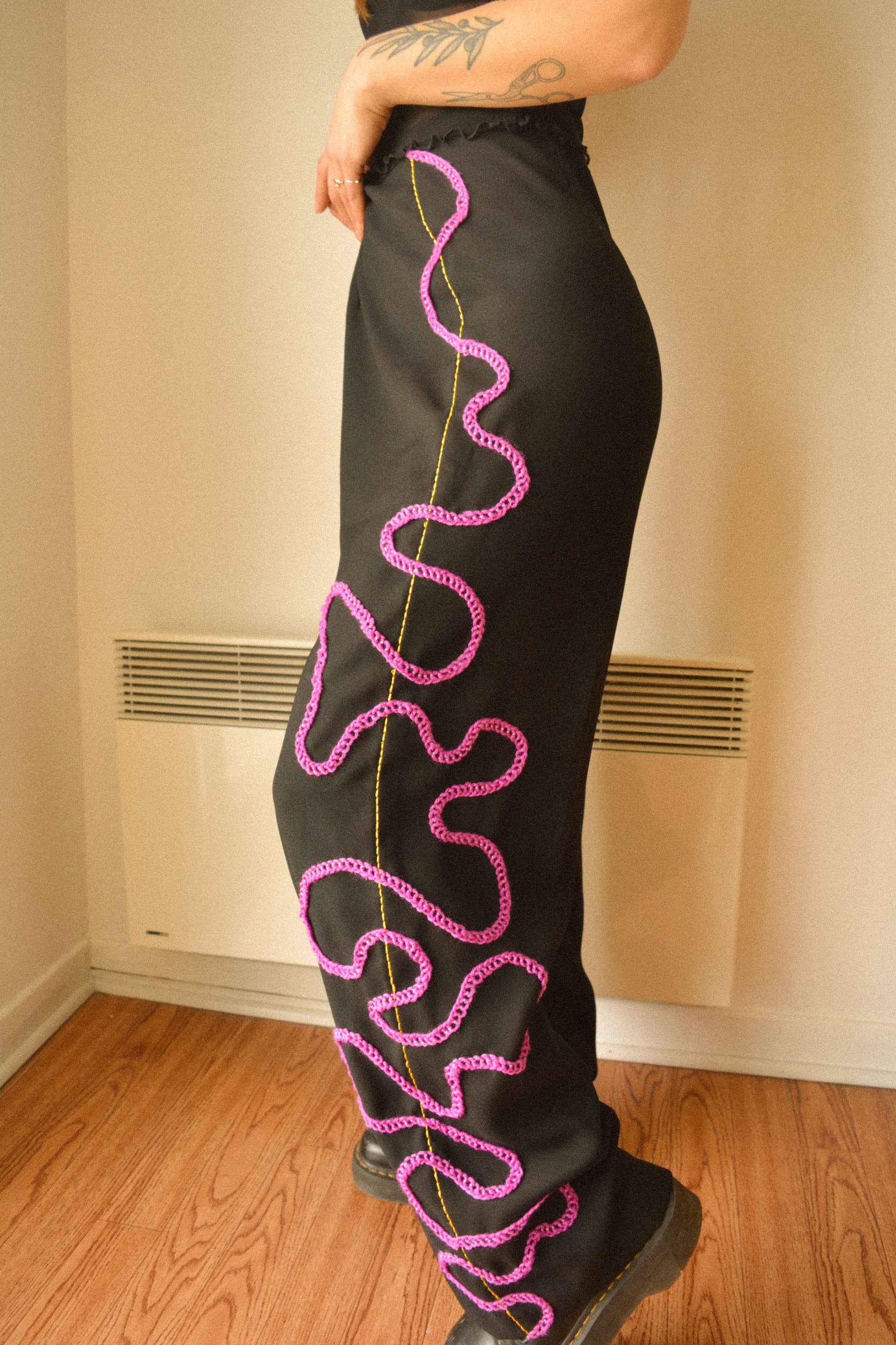Pantalon vintage noir de seconde main avec motif abstrait composé de laine et de soie brodé et tricoté à la main au Québec par l’artiste Caroline Auger