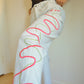 Pantalon vintage gris clair à motif abstrait brodé à la main au Québec par l’artiste et designer Caroline Auger