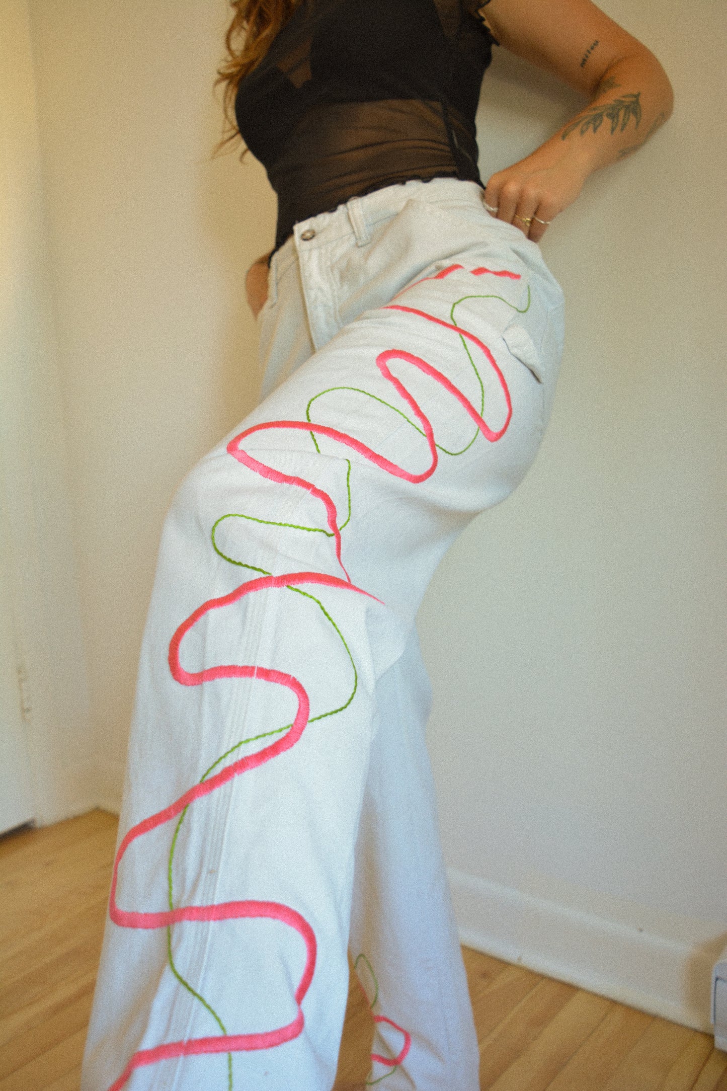 Pantalon vintage gris clair à motif abstrait brodé à la main au Québec par l’artiste et designer Caroline Auger