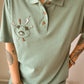 T-shirt polo vert vintage à motif d’œil old school brodé à la main au Québec par l’artiste Caroline Auger