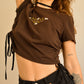 T-shirt vintage brun chocolat avec lacets sur les côtés et broderie fait à la main par l’artiste et désigner québécoise Caroline Auger