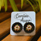 Boucles d’oreilles à fleurs brodées à la main au Québec dans des bouchons de métal recyclés par l’artiste et designer Caroline Auger.