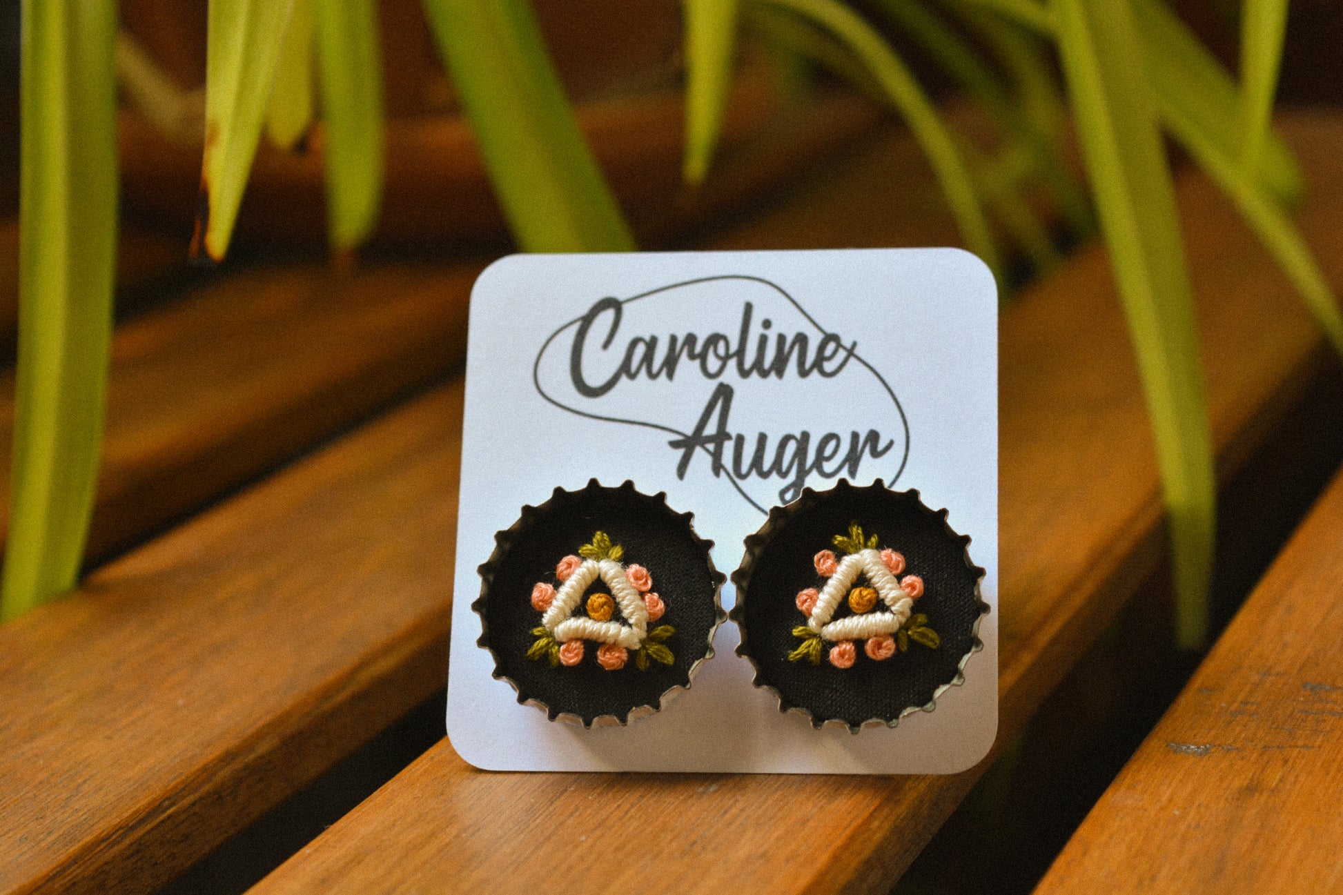Boucles d’oreilles à fleurs brodées à la main au Québec dans des bouchons de métal recyclés par l’artiste et designer Caroline Auger.