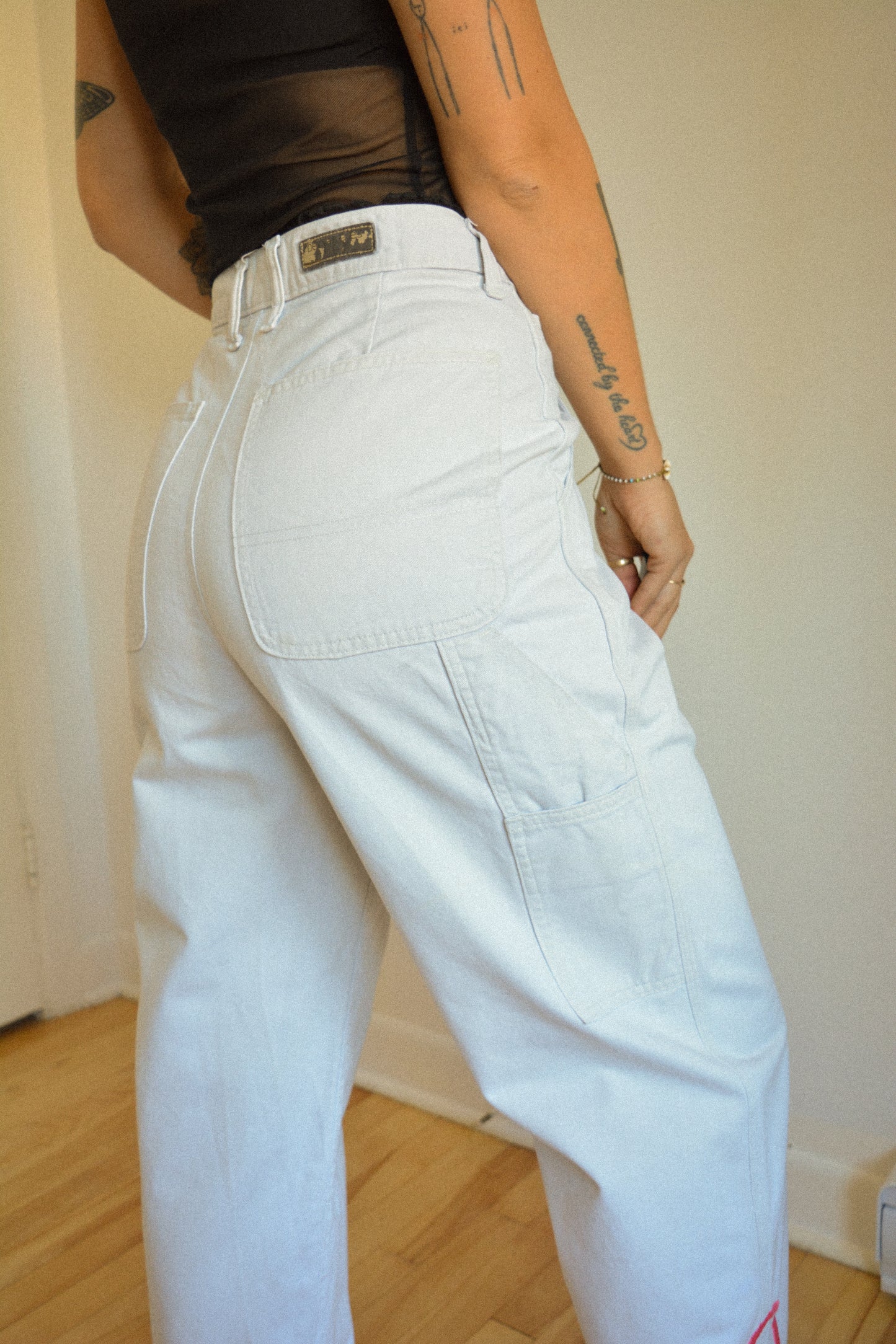 Pantalon vintage gris clair à motif abstrait brodé à la main au Québec par l’artiste et designer Caroline Auger