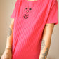 T-shirt rose balloune vintage à motif d’œil fleur old school brodé à la main au Québec par l’artiste Caroline Auger
