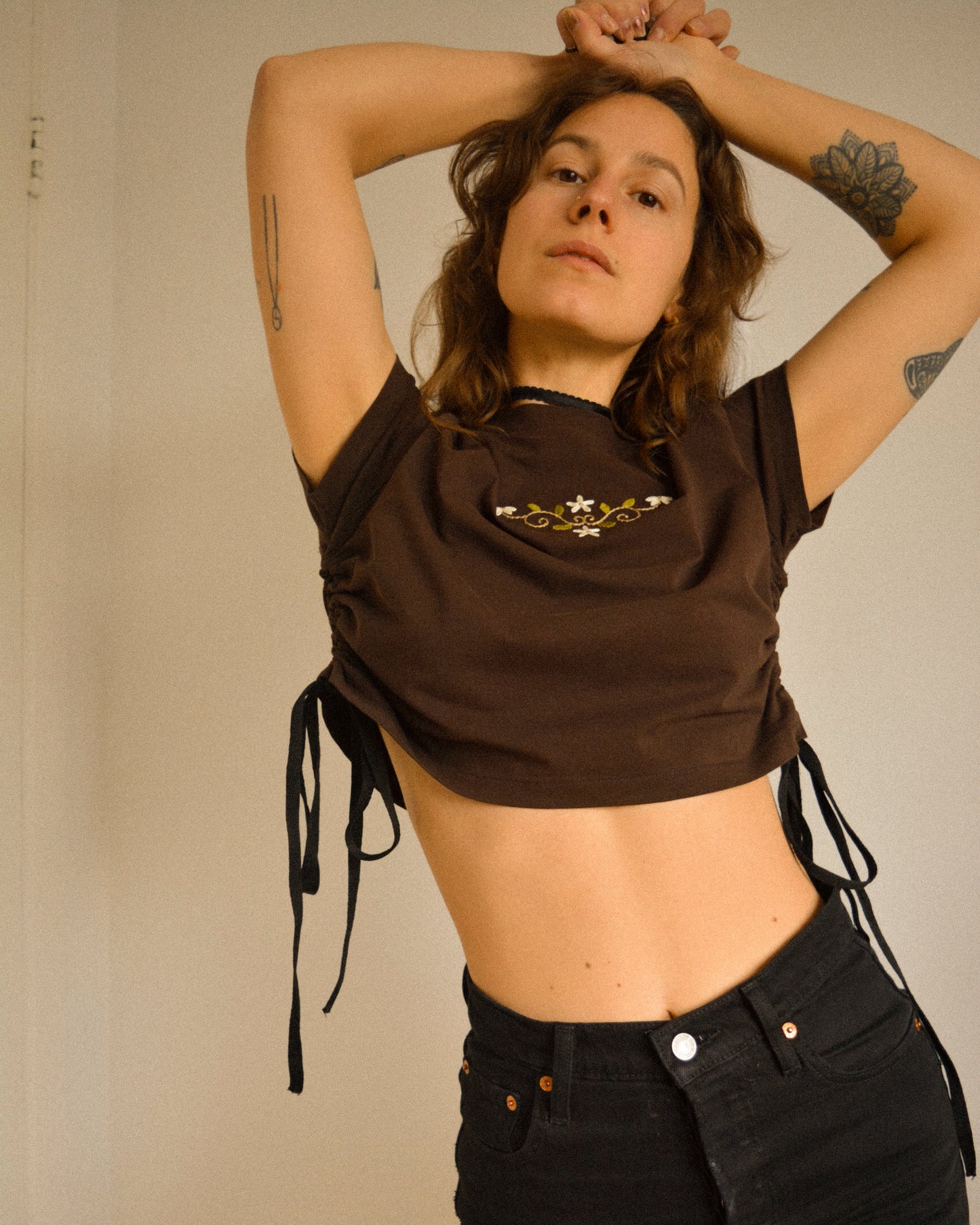 T-shirt vintage brun chocolat avec lacets sur les côtés et broderie fait à la main par l’artiste et désigner québécoise Caroline Auger