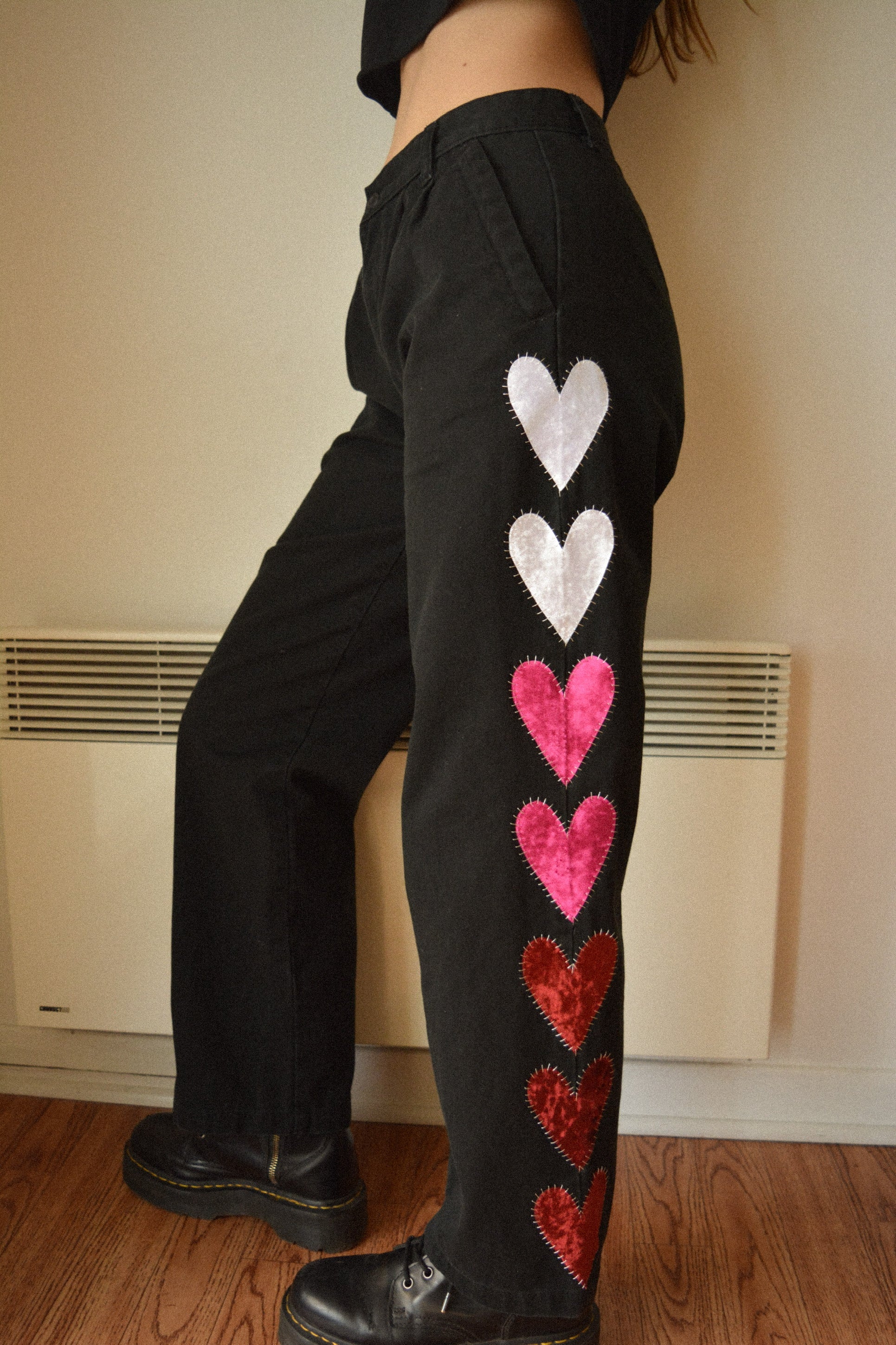 Pantalon vintage noir de seconde main avec patchs en forme de coeur fait de tissu de velours recyclés brodé à la main au Québec par l’artiste Caroline Auger