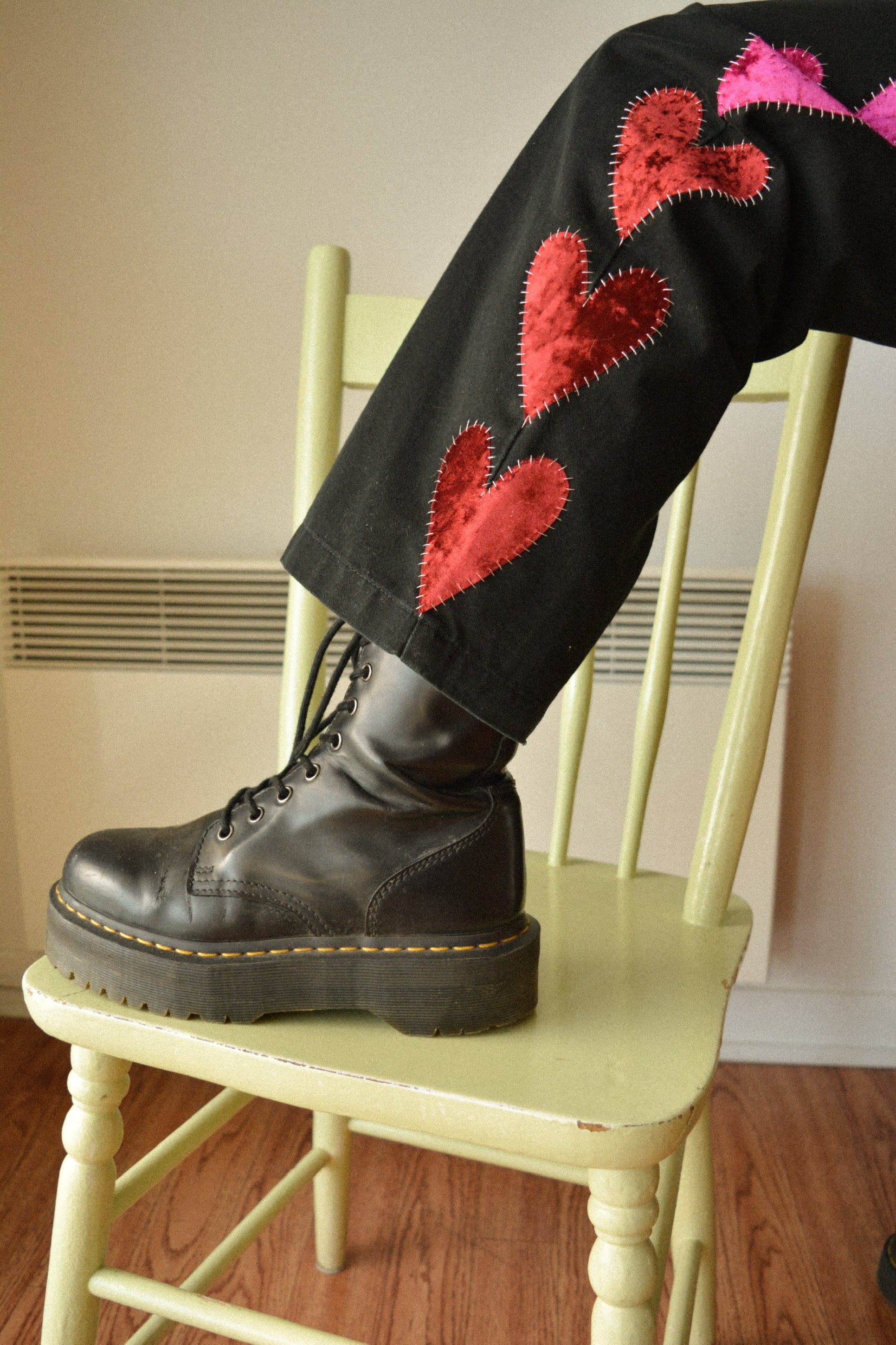 Pantalon vintage noir de seconde main avec patchs en forme de coeur fait de tissu de velours recyclés brodé à la main au Québec par l’artiste Caroline Auger