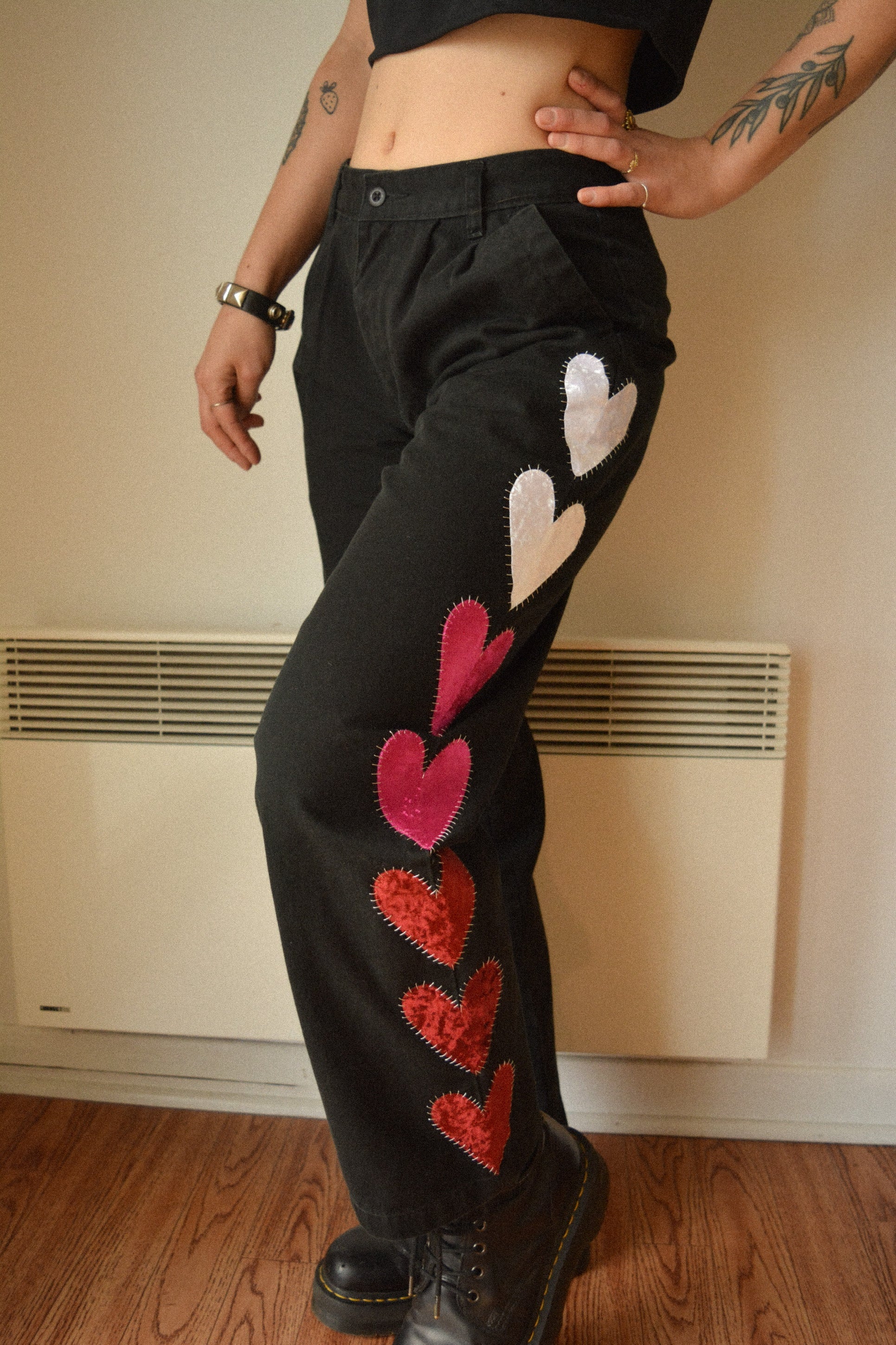 Pantalon vintage noir de seconde main avec patchs en forme de coeur fait de tissu de velours recyclés brodé à la main au Québec par l’artiste Caroline Auger