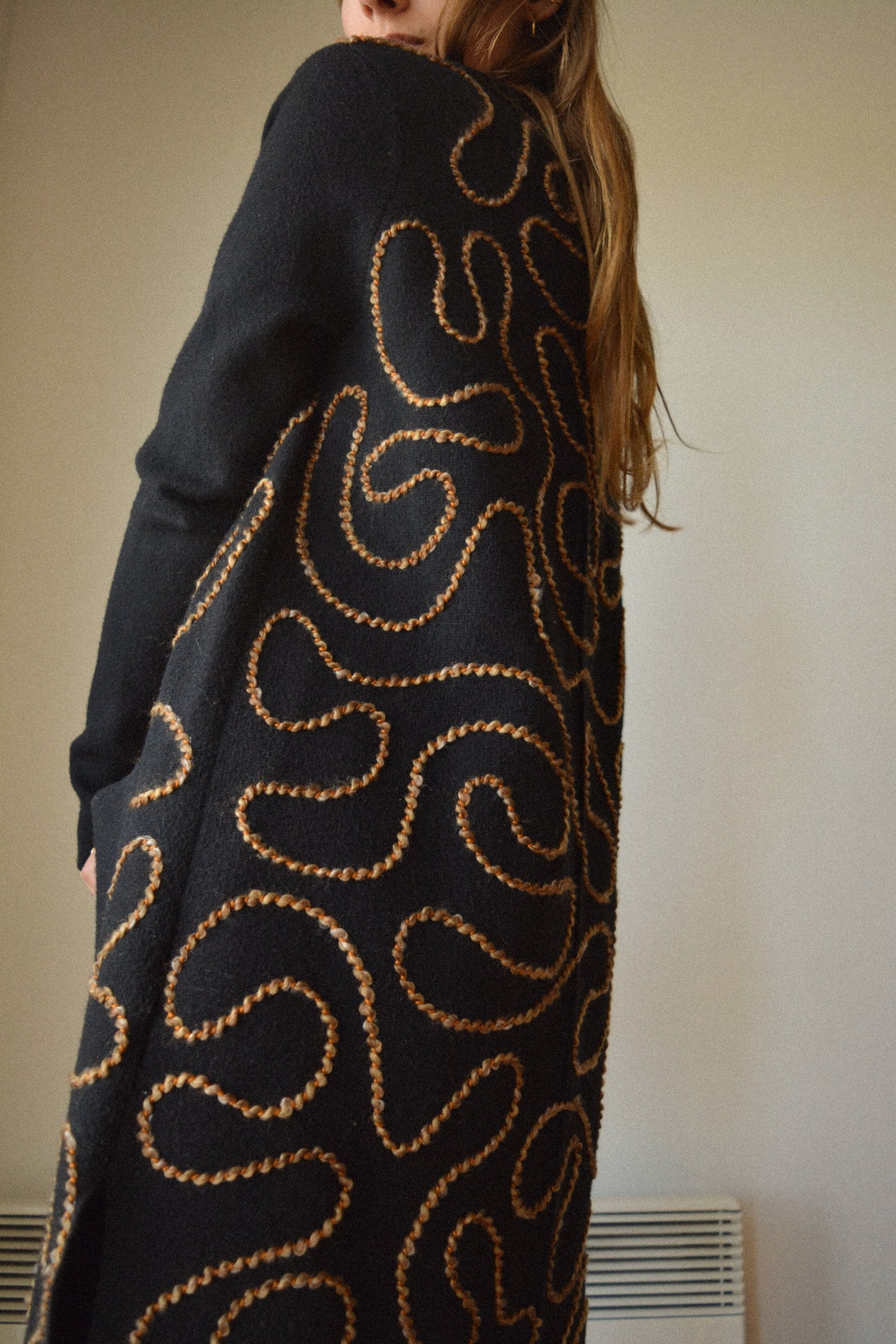 Veste de seconde main en laine noir à manches longues avec broderie abstraite fait à la main au Québec par l’artiste Caroline Auger