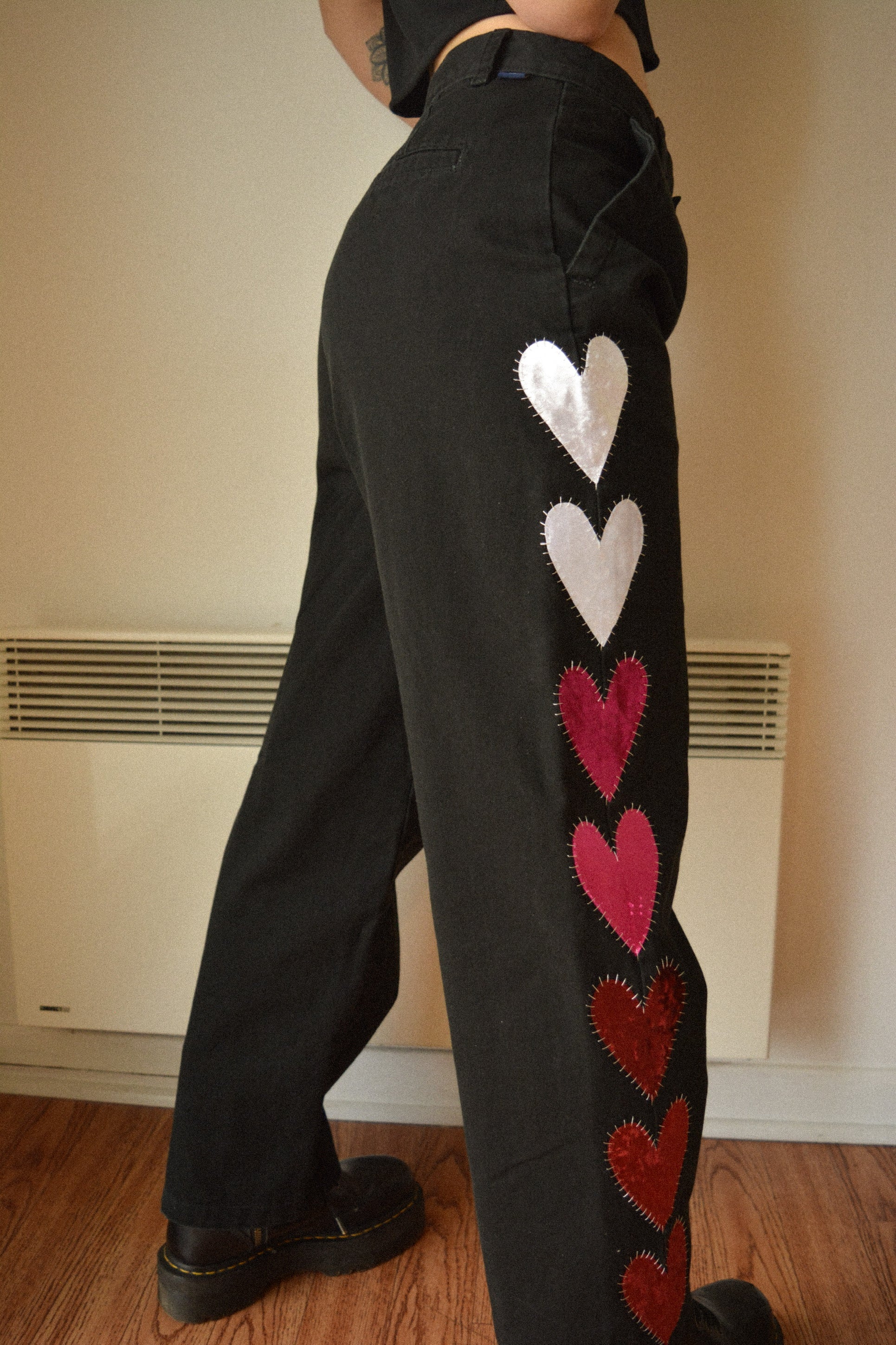 Pantalon vintage noir de seconde main avec patchs en forme de coeur fait de tissu de velours recyclés brodé à la main au Québec par l’artiste Caroline Auger