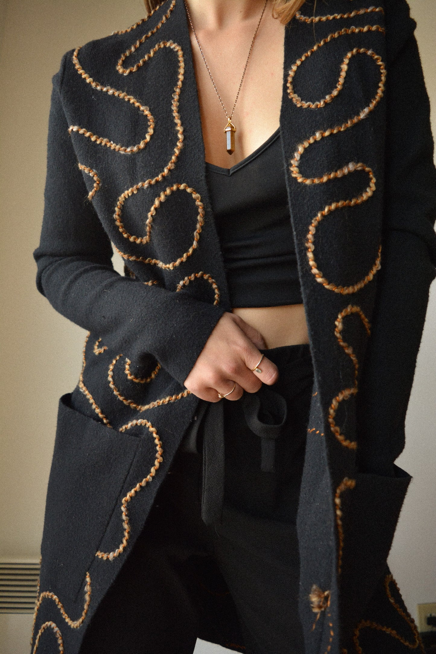 Veste de seconde main en laine noir à manches longues avec broderie abstraite fait à la main au Québec par l’artiste Caroline Auger
