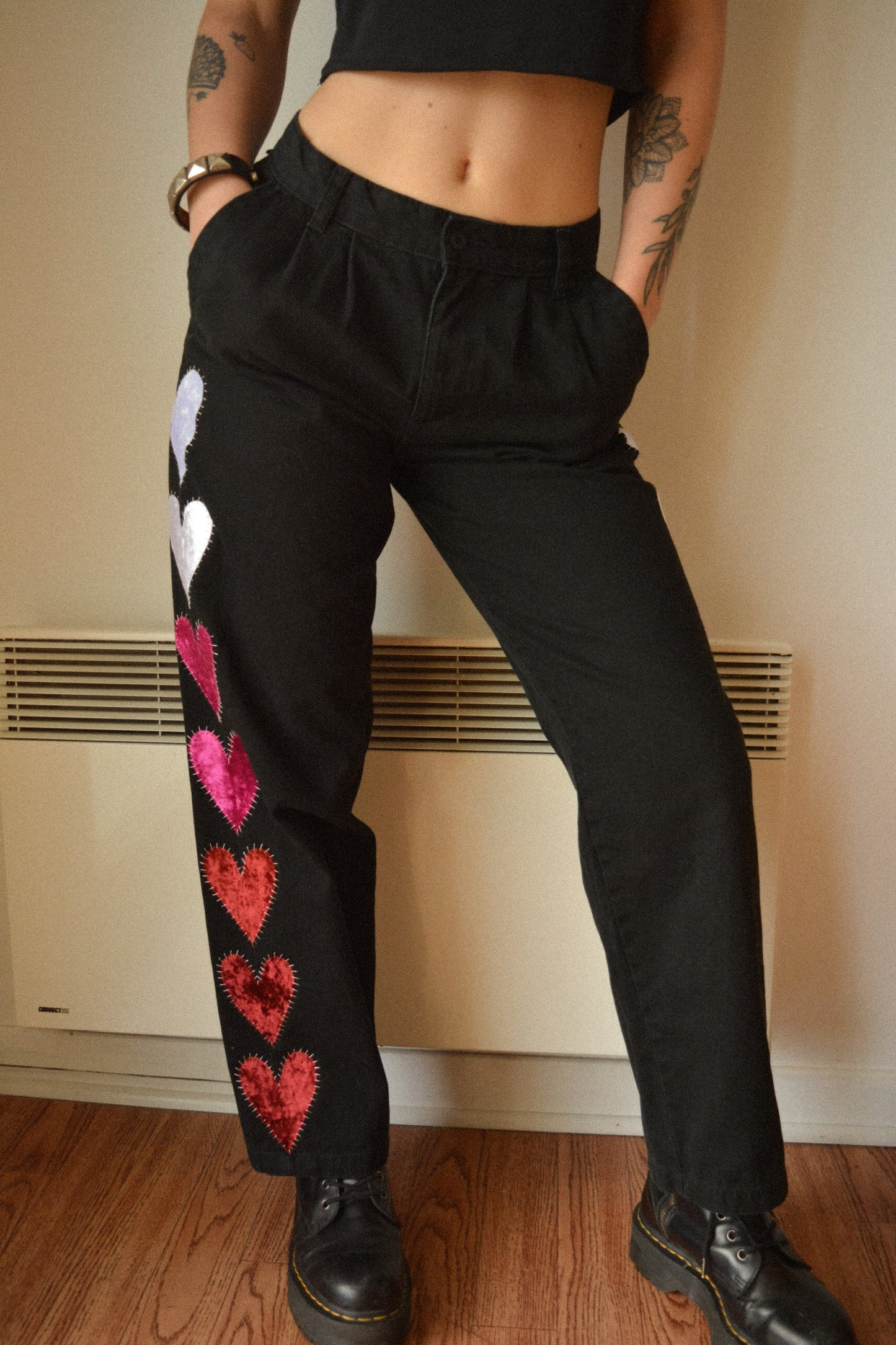 Pantalon vintage noir de seconde main avec patchs en forme de coeur fait de tissu de velours recyclés brodé à la main au Québec par l’artiste Caroline Auger