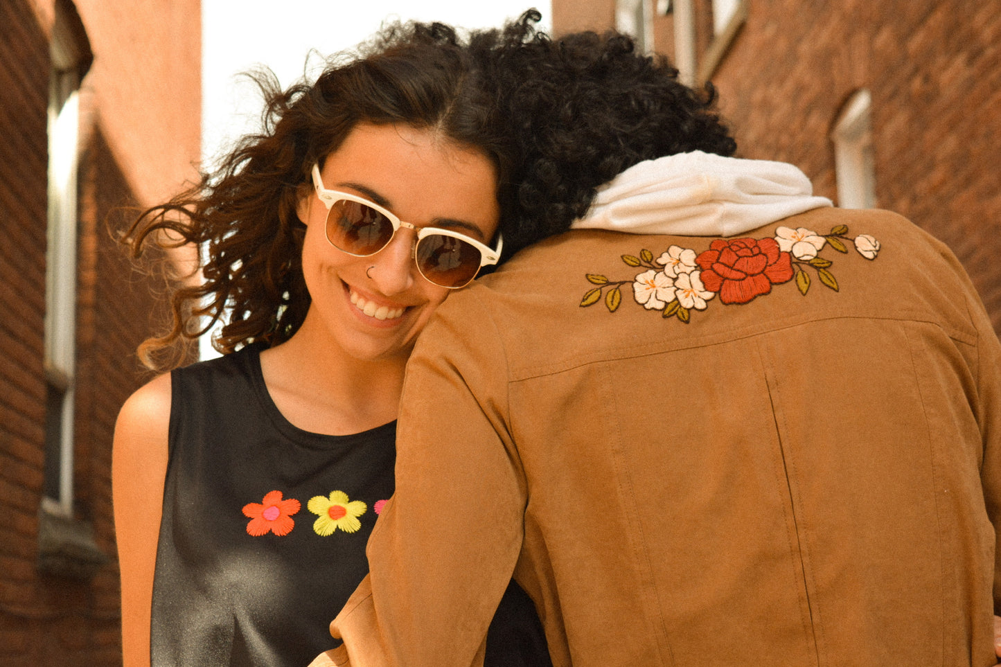 Chemise vintage brune à motif de fleurs brodées à la main au Québec par l’artiste Caroline Auger de Drummondville.