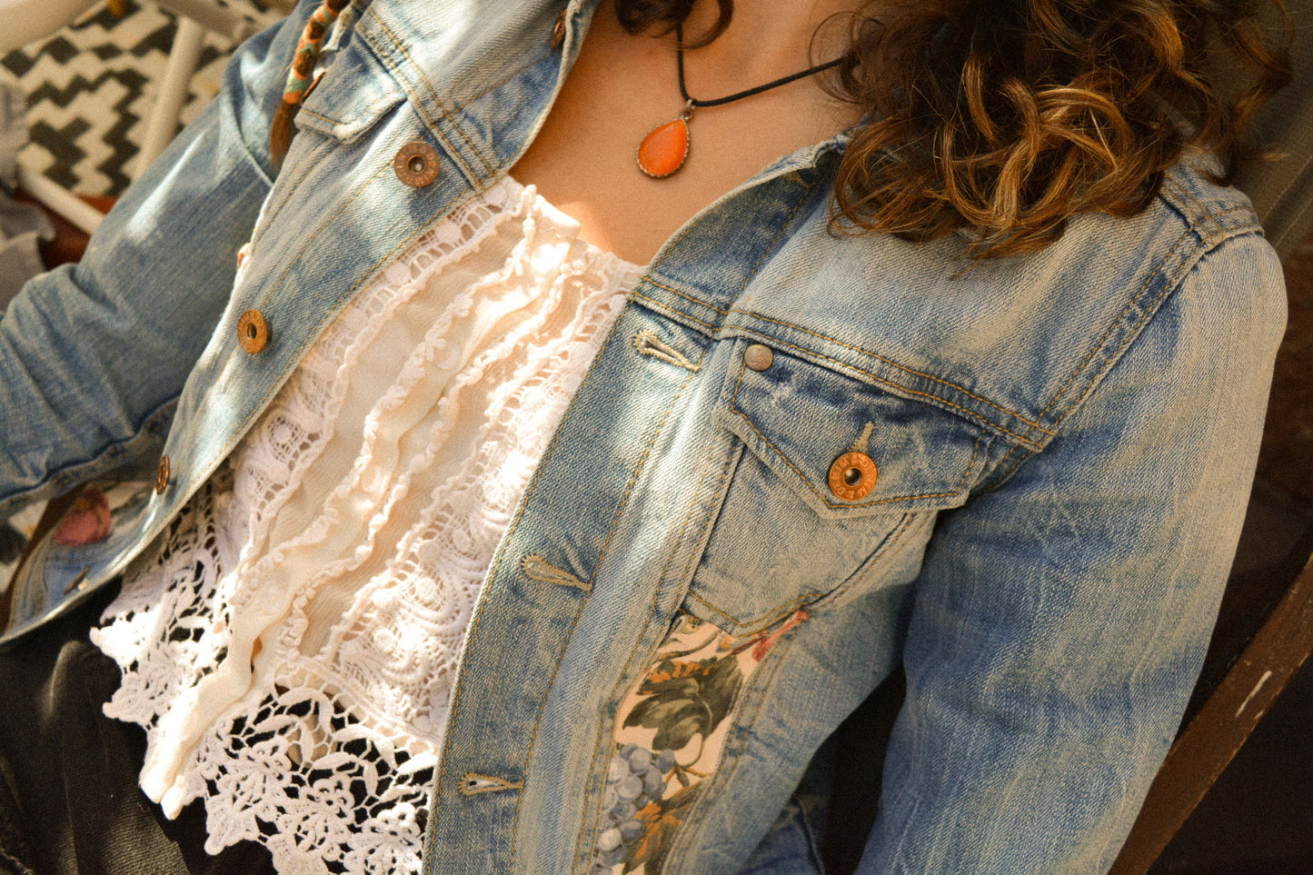 Veste de seconde main en jeans bleu à manches longues avec patch de tissu recyclé et motifs de fleurs brodées à la main au Québec par l’artiste Caroline Auger