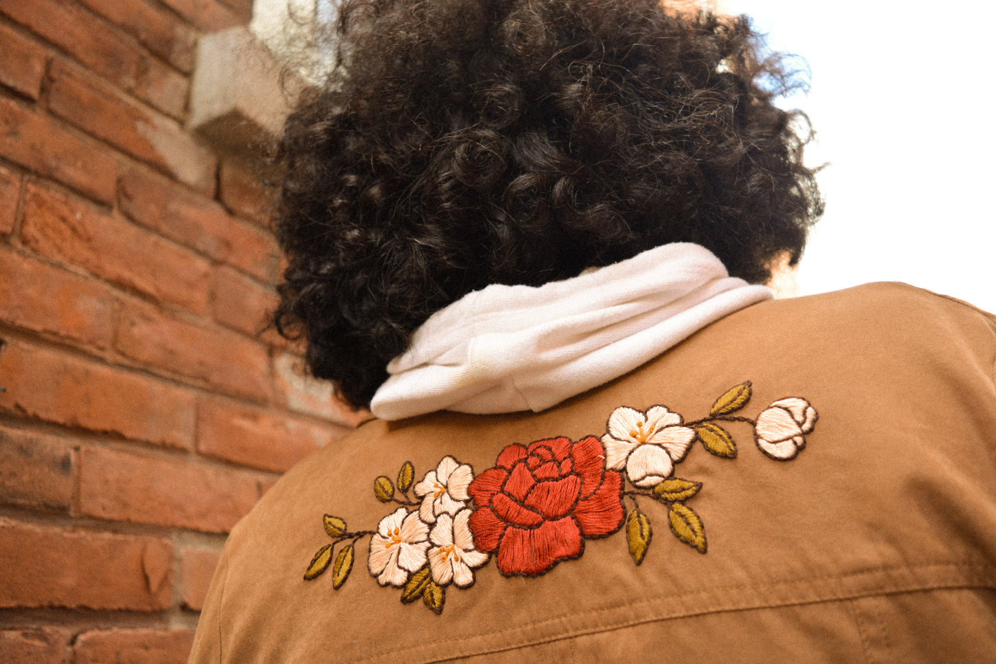 Chemise vintage brune à motif de fleurs brodées à la main au Québec par l’artiste Caroline Auger de Drummondville.