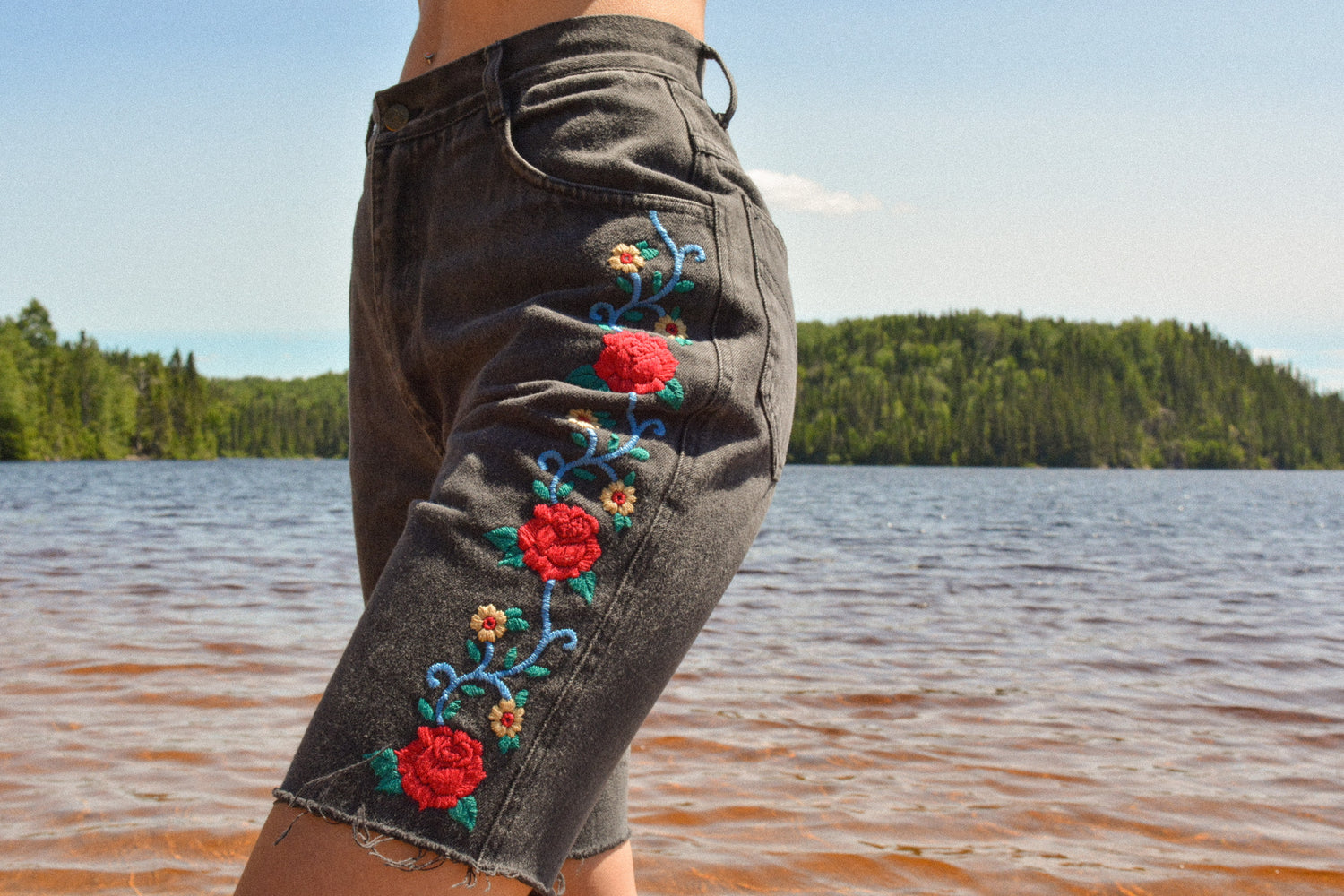 Short vintage noir de seconde main en jeans à motifs de fleurs brodées à la main au Québec par l’artiste Caroline Auger